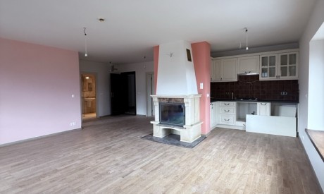 Просторен апартамент с камина и панорамна гледка към планината